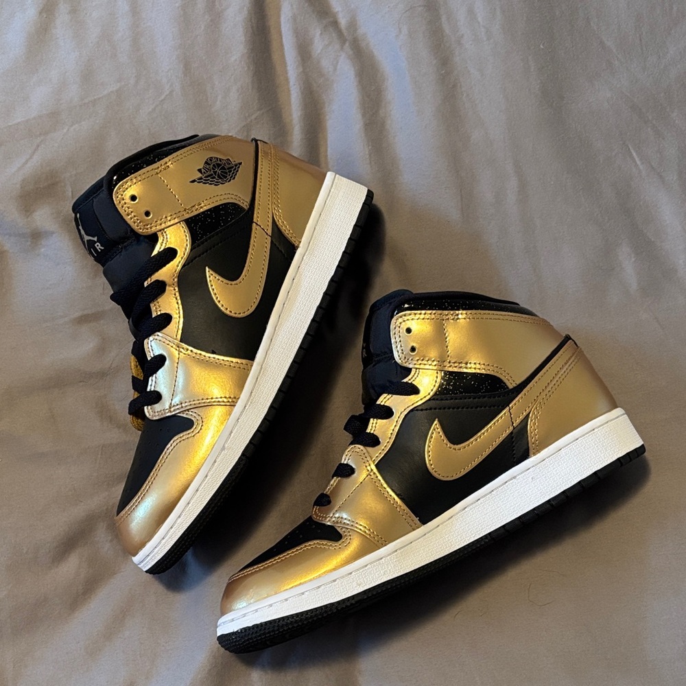 Jordan 1s Gold and Black Mid Glitter - Picture 2 of 4